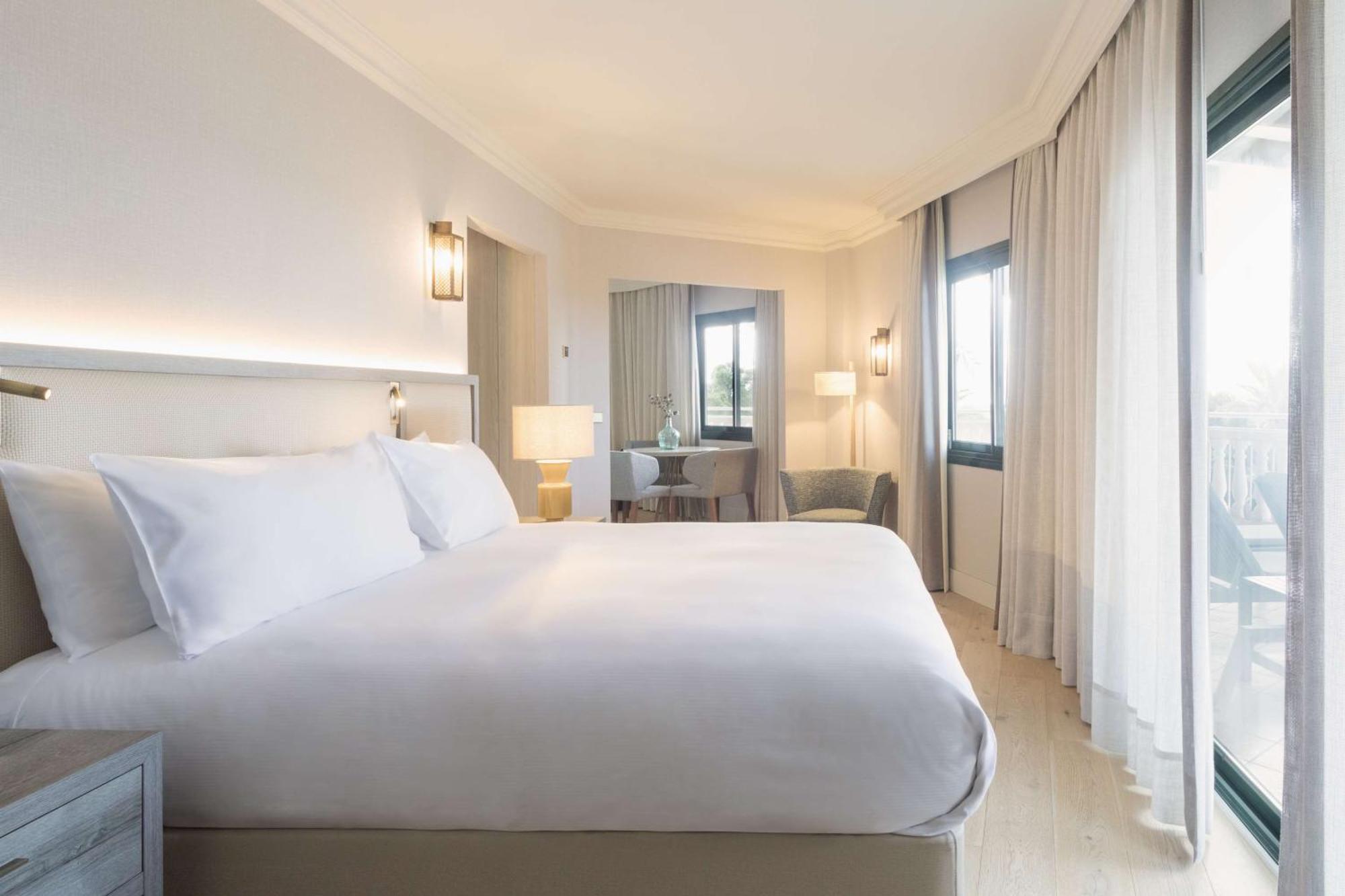 Hilton Mallorca Galatzo Peguera Ngoại thất bức ảnh A room at the hotel