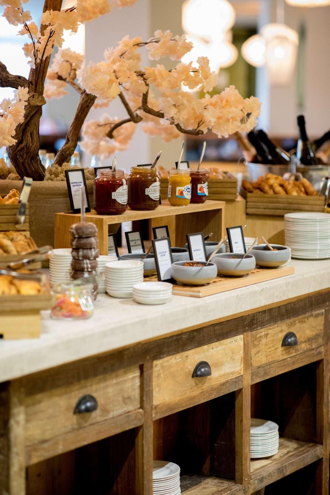 Hilton Mallorca Galatzo Peguera Ngoại thất bức ảnh A selection of jams and honey at a buffet